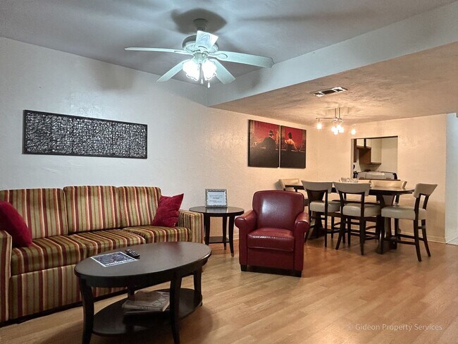 Building Photo - 2BD/1.5BA UF Gator Chomp Retreat 426