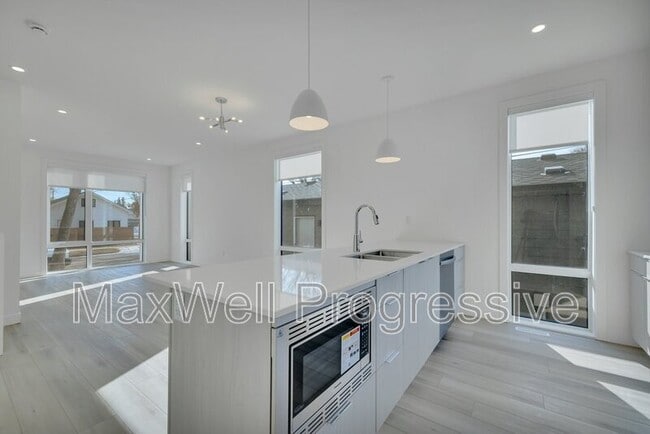 Building Photo - 9011-9093 93 St NW