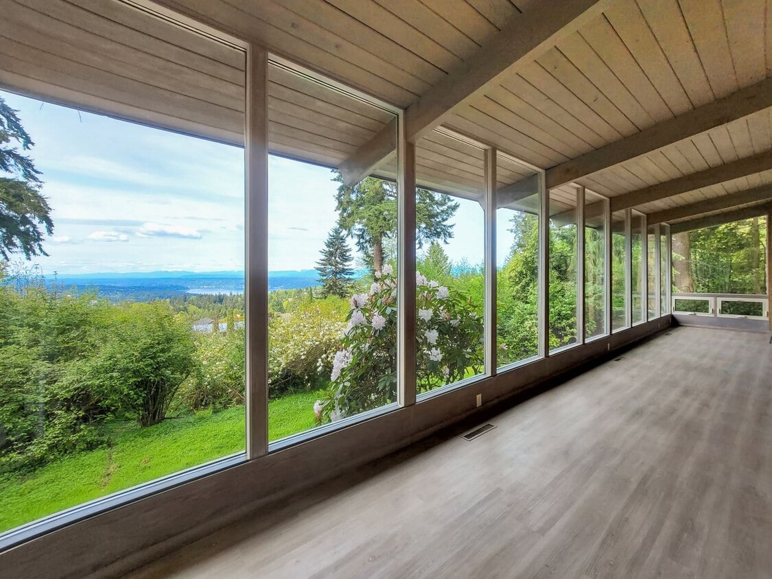 Foto principal - Vintage architectural home looking over Seattle and Bellevue metropolitan skyline.