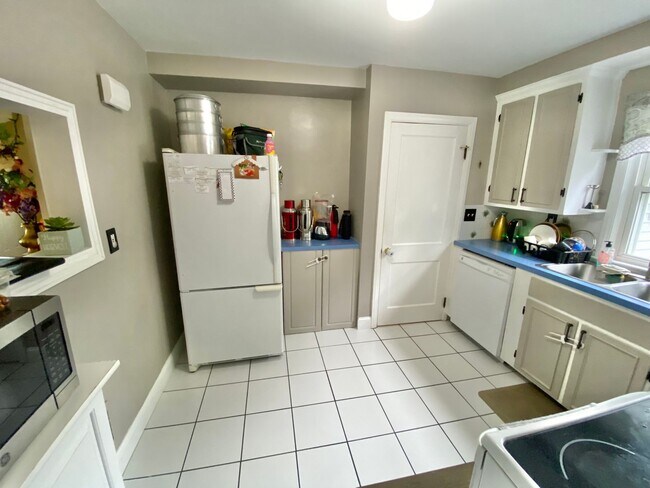 Building Photo - 2 Bedroom House South Burlington Available...