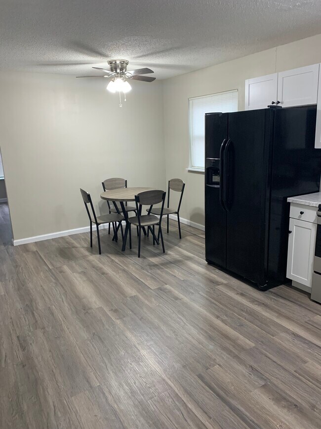 Building Photo - 8306 Woodview Dr E