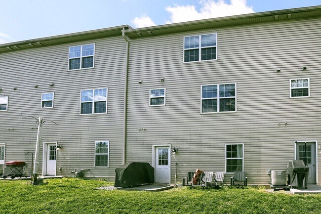 Foto del edificio - Newer build 2,000 sq ft 3/BR 2.5 bath luxury townhome FULLY FURNISHED