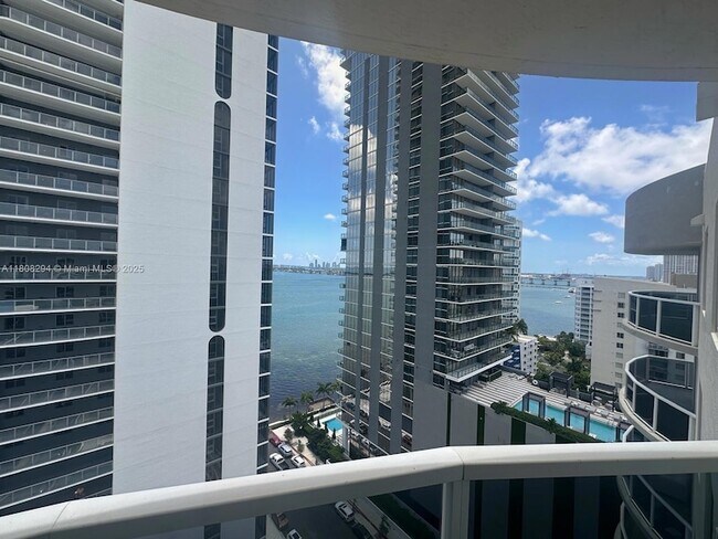 Foto del edificio - 601 NE 23rd St