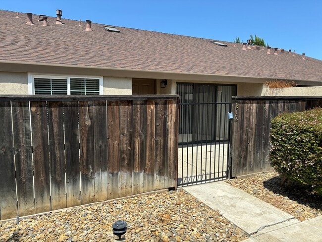 Building Photo - Brentwood Townhouse in Gated Community!