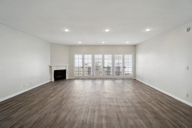 Interior Photo - 1620 South Bentley Ave