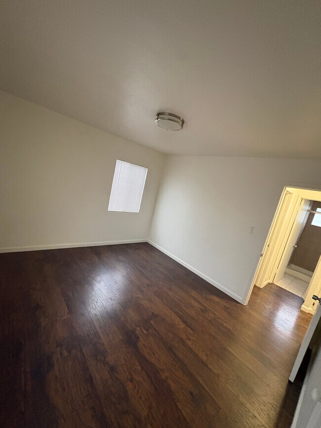 Foto del edificio - 331 E 5th St