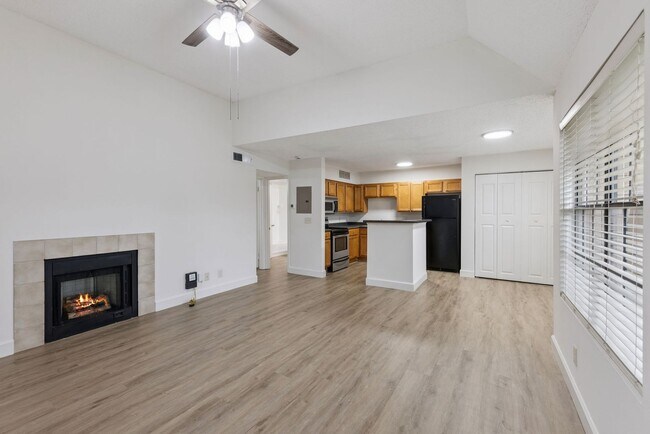 Foto del edificio - 1/1 Corner Unit in GATED ~ LAKEFRONT community in Altamonte Springs