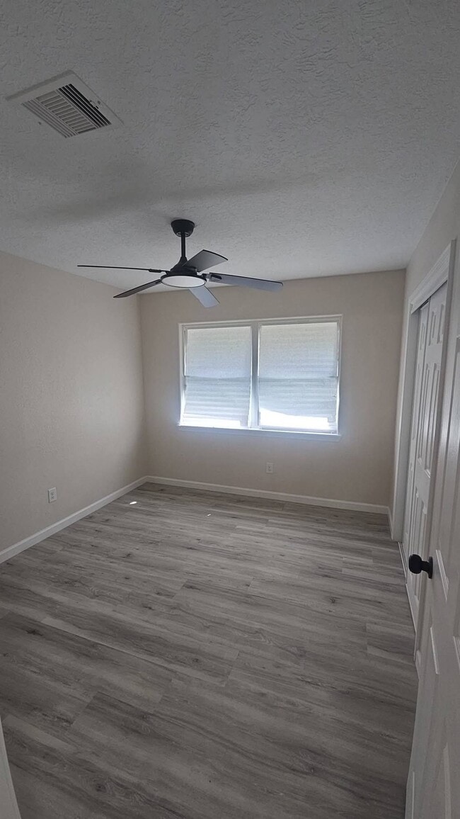 Foto del edificio - 2228 Eriksson St