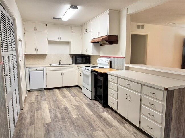 Building Photo - 406 Swanee Dr