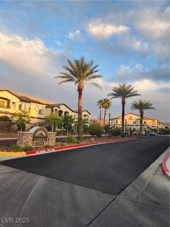 Foto principal - 2291 W Horizon Ridge Pkwy