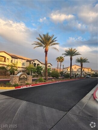 Building Photo - 2291 W Horizon Ridge Pkwy