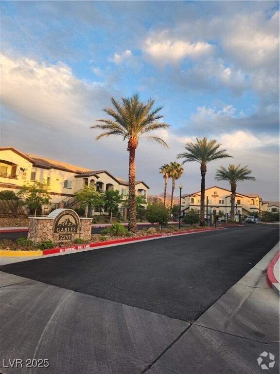 Building Photo - 2291 W Horizon Ridge Pkwy