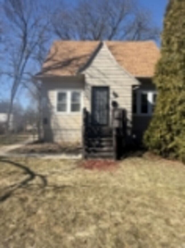 Building Photo - 5689 N 41st St