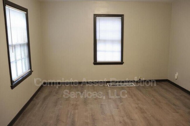 Building Photo - 3145 Parkway North St