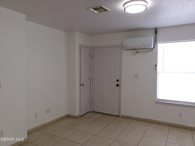 Foto del edificio - 303 McClintock Dr