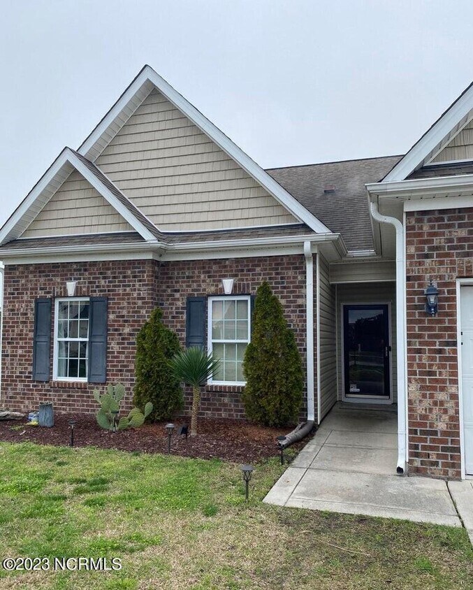 Primary Photo - 261 Silver Hills Dr