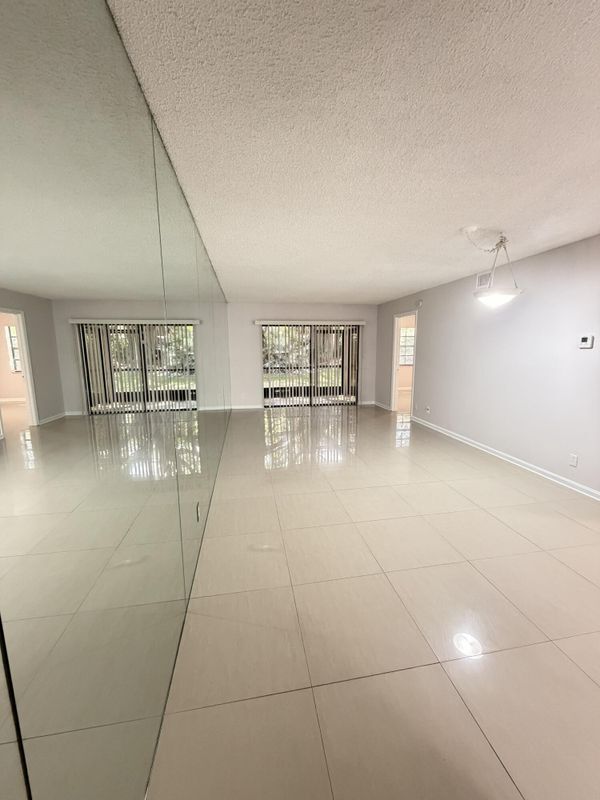 Foto del edificio - 301 Norwood Terrace