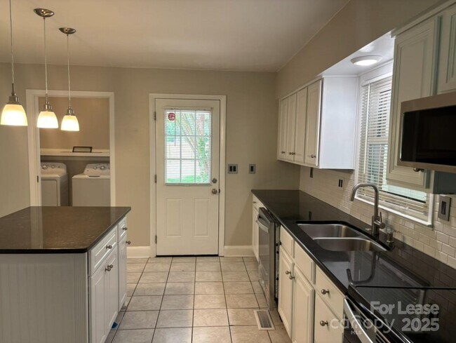 Foto del edificio - 5027 Dogwood Pl