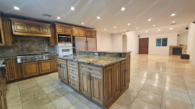 Foto del edificio - Exquisite 4 Bedroom + Office Single-Level Residence with Pool/BBQ in a Prime South-of-the-Bouleva...