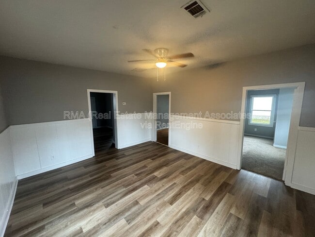 Foto del edificio - 331 W College Dr