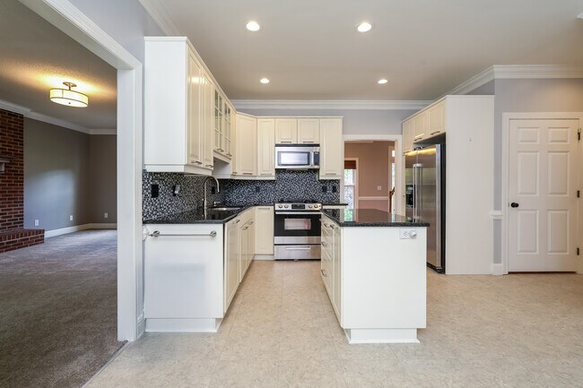 Building Photo - 213 Worthland Ct