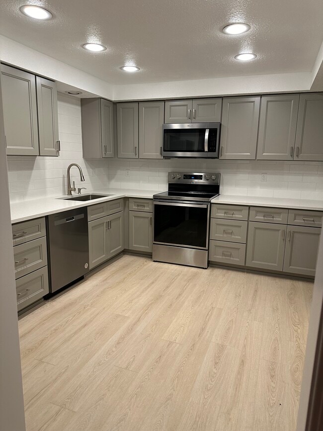 Building Photo - 6065 SW 68th Ct