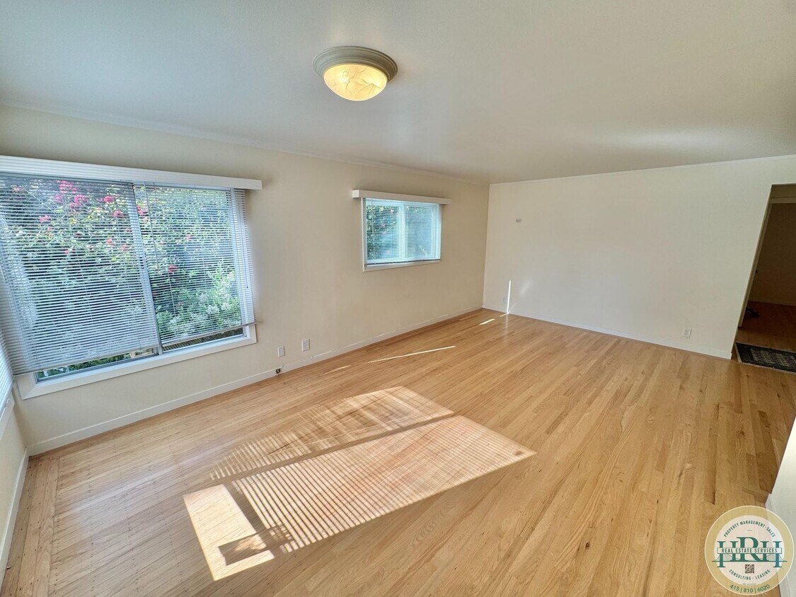 Foto principal - Spacious & Bright 2BR|1BA w/ One Garage Pa...