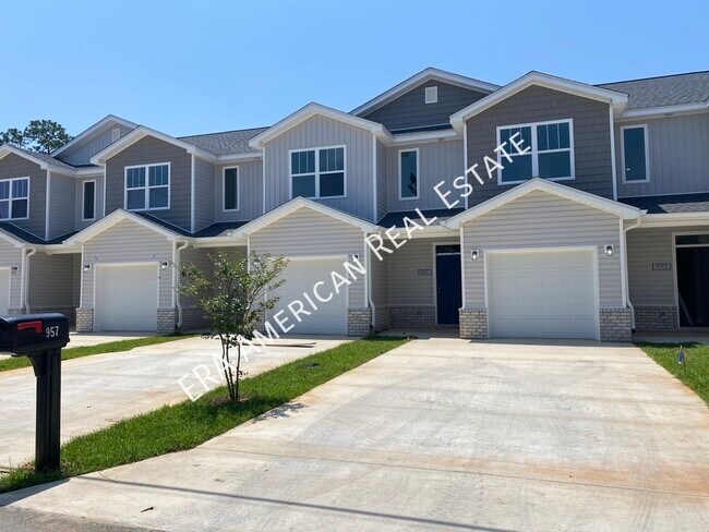 Foto del edificio - Brand New Townhomes 2 miles from Hurlburt ...
