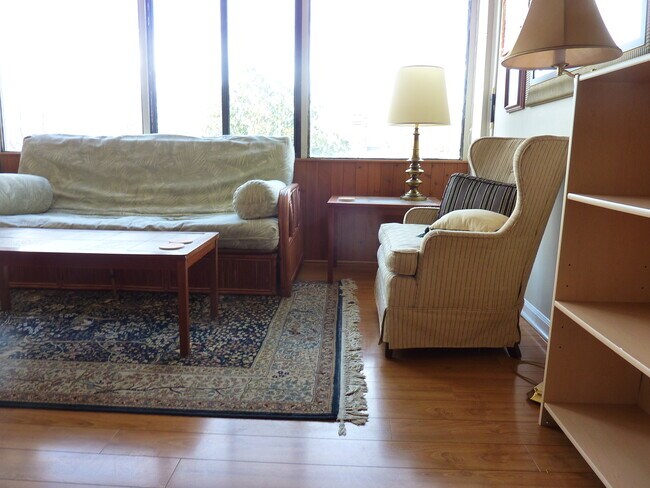 Foto del edificio - 1BR/1BA Penthouse Condo | University Tower...