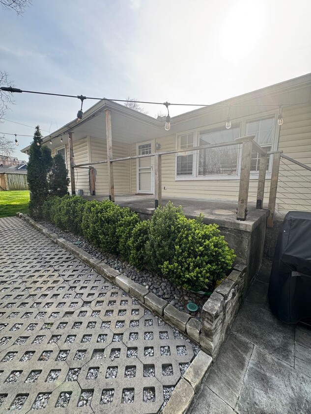 3 bed, 2.5 bath home with spacious layout and oversized den/bonus room. Features include a fully ... - 3 bed, 2.5 bath home with spacious layout and oversized den/bonus room. Features include a fully ...