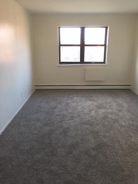 Foto del edificio - 240-35-240-70 70th Ave