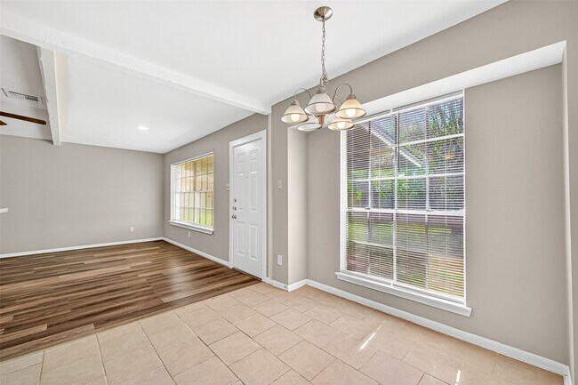 Foto del edificio - 403 Mistywood Dr