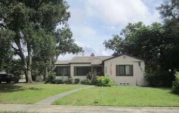 Building Photo - 4800-4813 13th Ave N