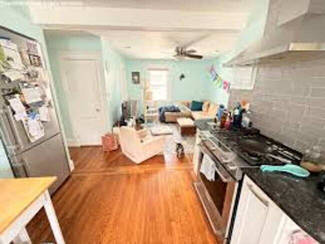 Building Photo - High-End Finishes. The Unit is in a Good c...