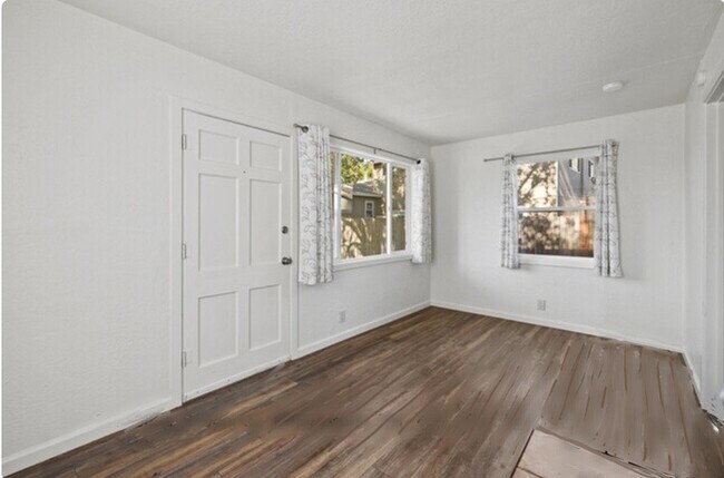 Building Photo - 1660 Jennings Ave