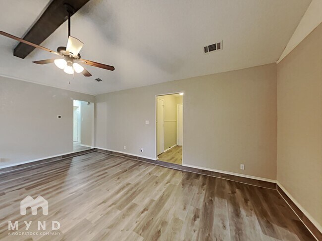 Building Photo - 3528 Park Lake Dr