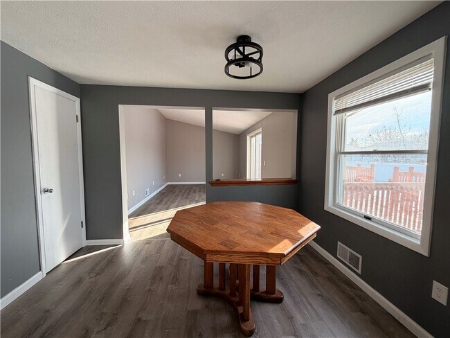 Foto del edificio - 598 Bram Hall Dr