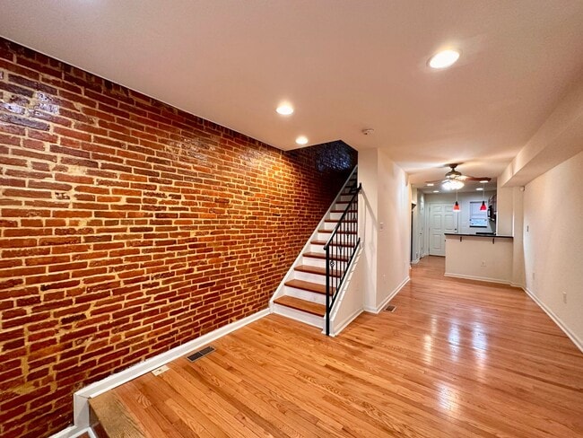 Foto del edificio - Charming 2 Bedroom/1.5 Bathroom Townhome in Washington Village-Pigtown!