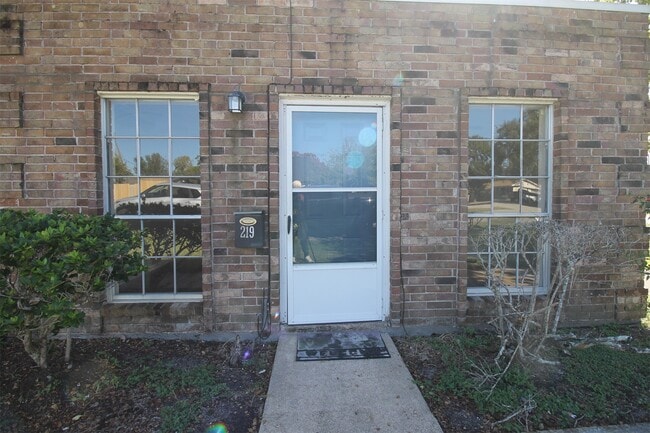 Building Photo - 219 W F St