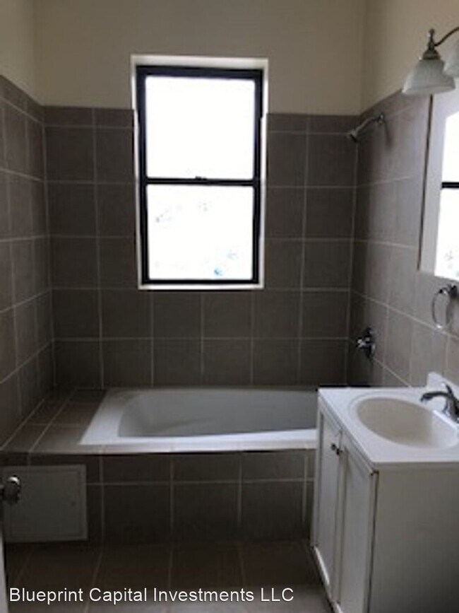 Building Photo - 5037 S Prairie Ave
