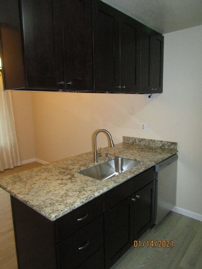 Foto del edificio - 6627 Meadow Pines Ave