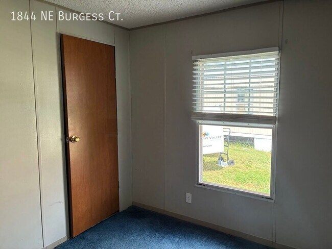 Building Photo - 1844 NE Burgess Ct
