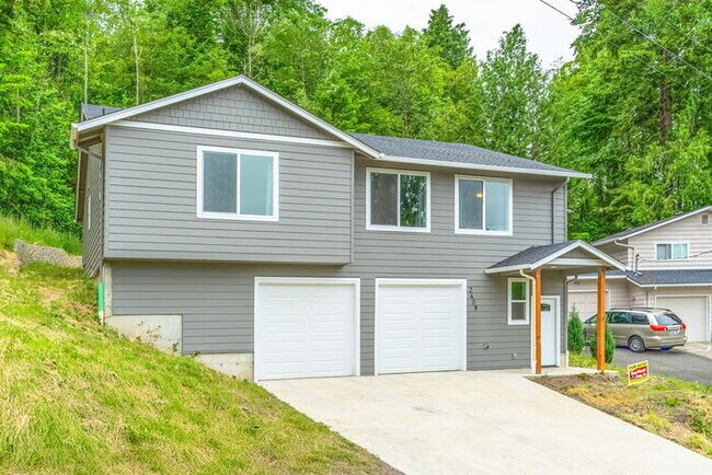 Foto del edificio - BEAUTIFUL THREE BEDROOM HOME BACKS UP TO G...
