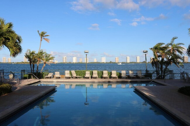 Foto del edificio - 1045 Lake Shore Dr