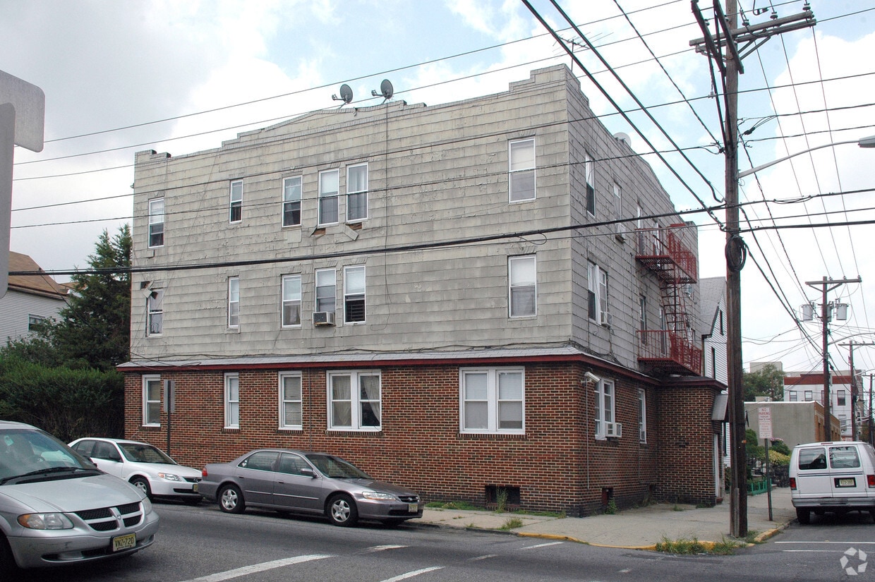 Building Photo - 201 37th St