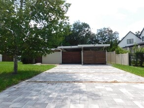 Building Photo - 2252 Howard Dr