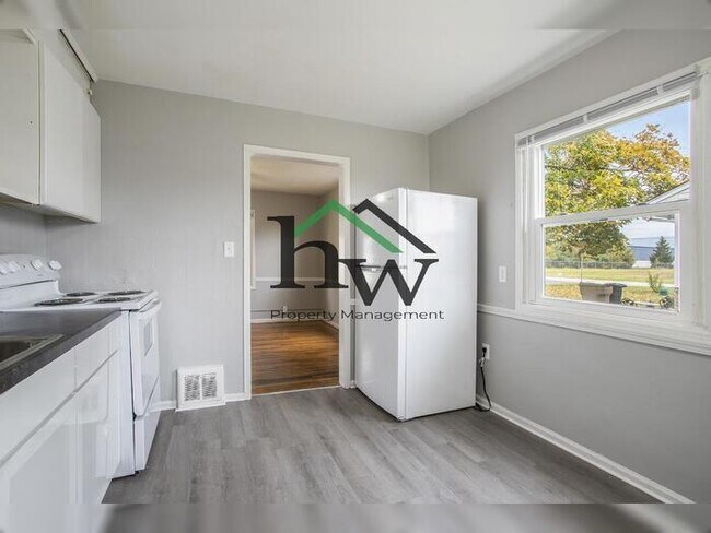 Building Photo - 250 N Albert Ave