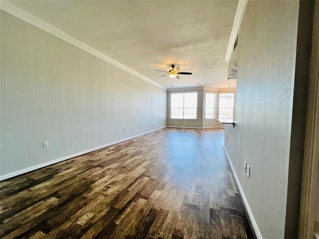 Building Photo - 7575 Kirby Dr