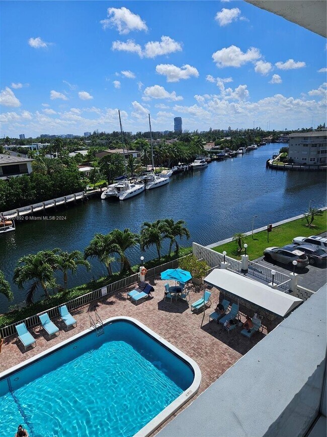 Foto del edificio - Golden Isles Drive, Hallandale Beach, FL 3...