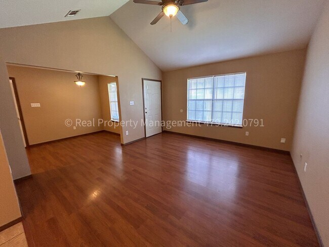 Foto del edificio - MOVE IN SPECIAL! - HALF OFF MOVE IN RENT!